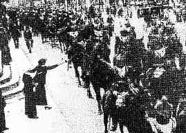 passage d'un rgiment de cuirassiers dans une avenue parisienne, aot 1914