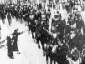 Passage d'un rgiment de cuirassiers dans une avenue parisienne en aot 1914 (Bibliothque Nationale, Paris)